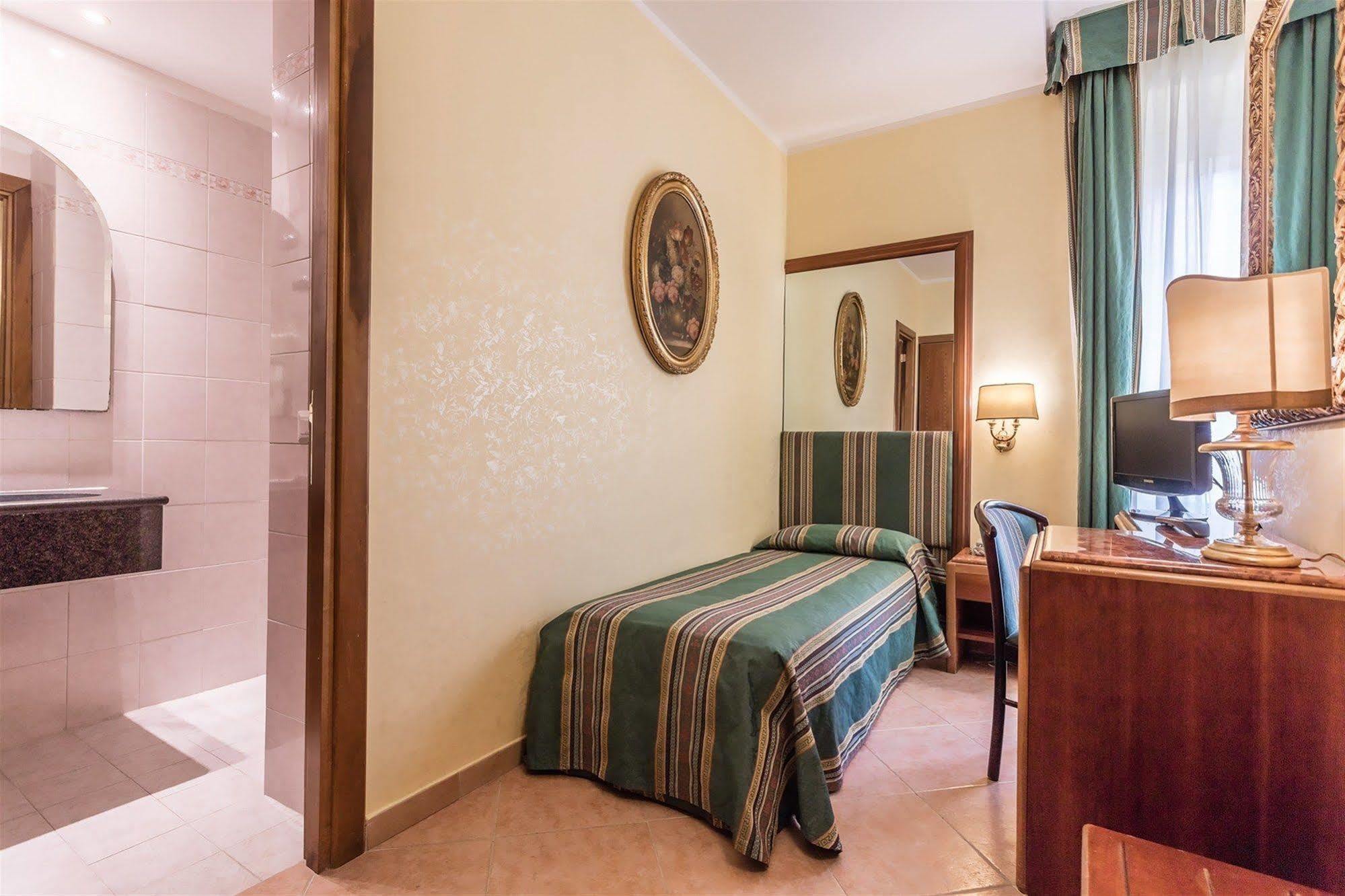 Raeli Hotel Noto Roma Esterno foto